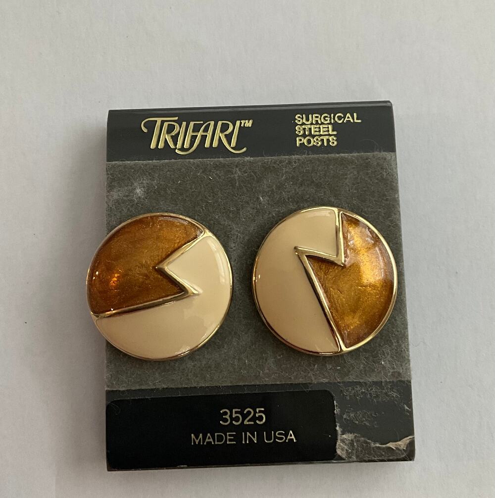 NOS Vintage Trifari Enamel Stud Earrings Gold Tone Geometric Cream Amber 3525